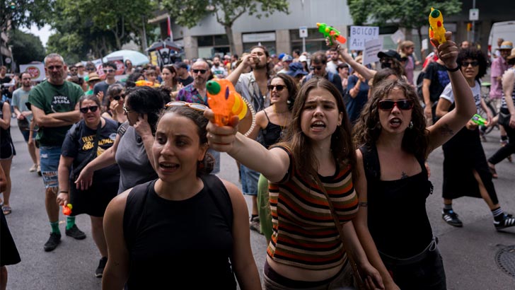 BARCELONA, SPAIN - 2025/06/15: People are seen spraying tourists and buildings with water guns and pistols during the demonstration. With more than 20 million tourists expected in 2025, there is increasing contempt toward mass tourism among local citizens